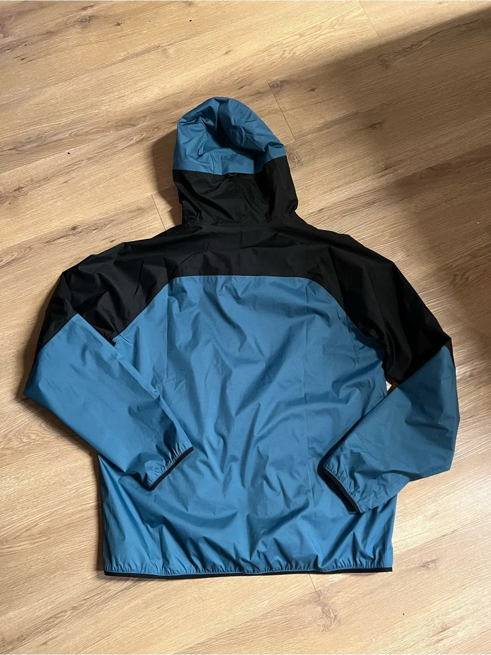 Mountain Hardwear Black and Blue Hooded Windbreaker Anorak